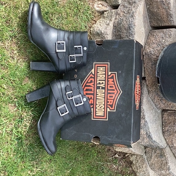 Harley-Davidson Shoes - HARLEY-DAVIDSON women boots size 7.5 beautiful but to small for me